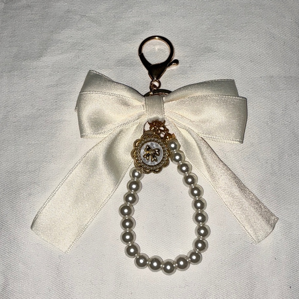 Keychain Elegant Cream Bow Key Charm with Pearl Accents
